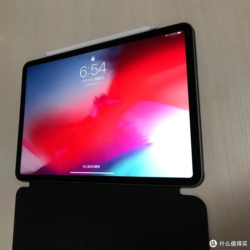 Apple iPad Pro 11寸，265G。 买的时候是因为当时我以为我的生产工具可以实现AIR DORP。然后我就可以实时传输数据和分享工作了，比较自由。然后买了以后才知道，公司给的MAC直接封死了这个功能，然后我就彻底傻掉了。当时为了买个IPAD，存了三个月的生活费，还用上了侄女的学生证，打折后还送了一个BEATS耳机。然后现在基本上就是我写读书笔记的工具，然后又偷偷拿了奖金买了一个电子笔。不得不说，APPLE这些产品的生态和APP真的太实用了。