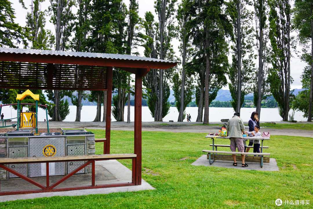 同时提供了烧烤台和餐桌