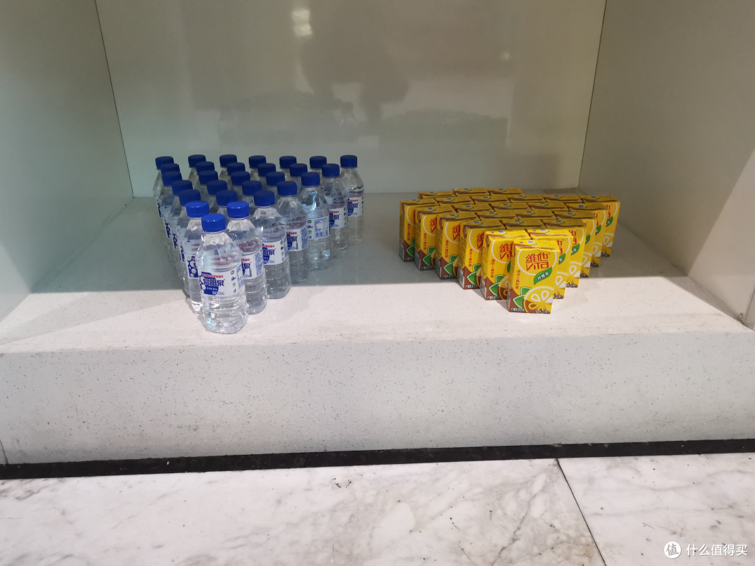 水和我喜欢的维他柠檬茶