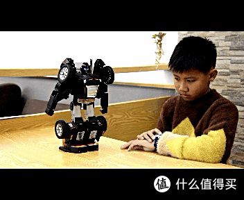 小天才居然也玩起了跨界?能操控机器人的手表也太强了吧!