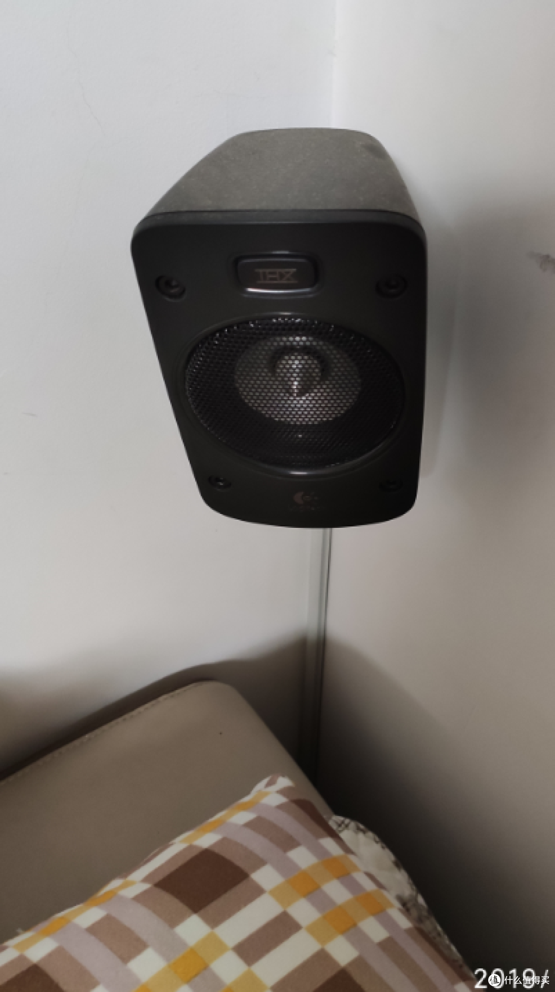 后边左音箱,平时挡在窗帘后面,买的白色的档条线。