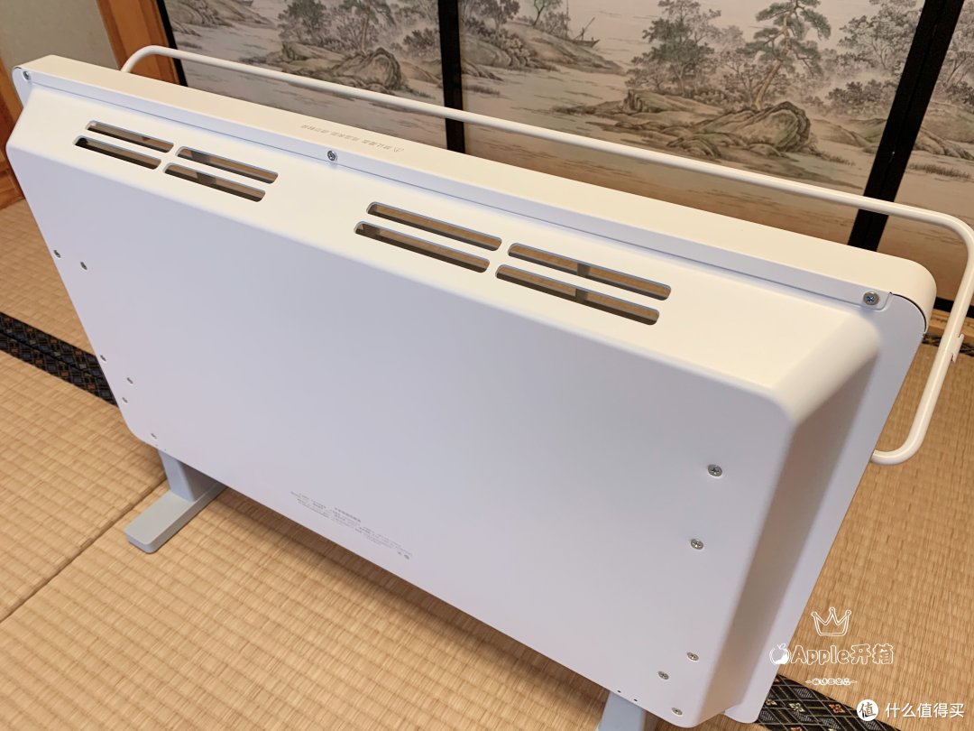 两款机器上方均有散热孔，主要是通过对流达到居室升温的目的