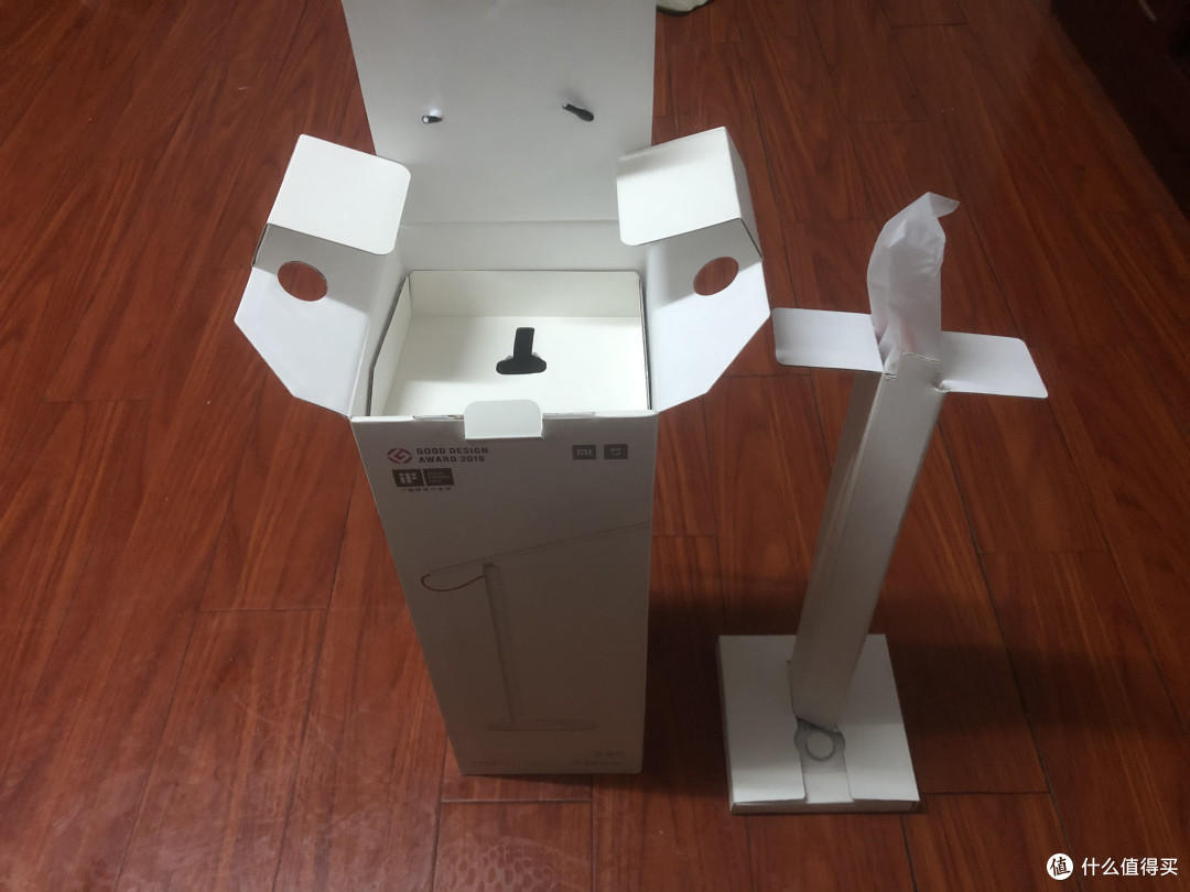 盒子的高度完全是被台灯本体逼得