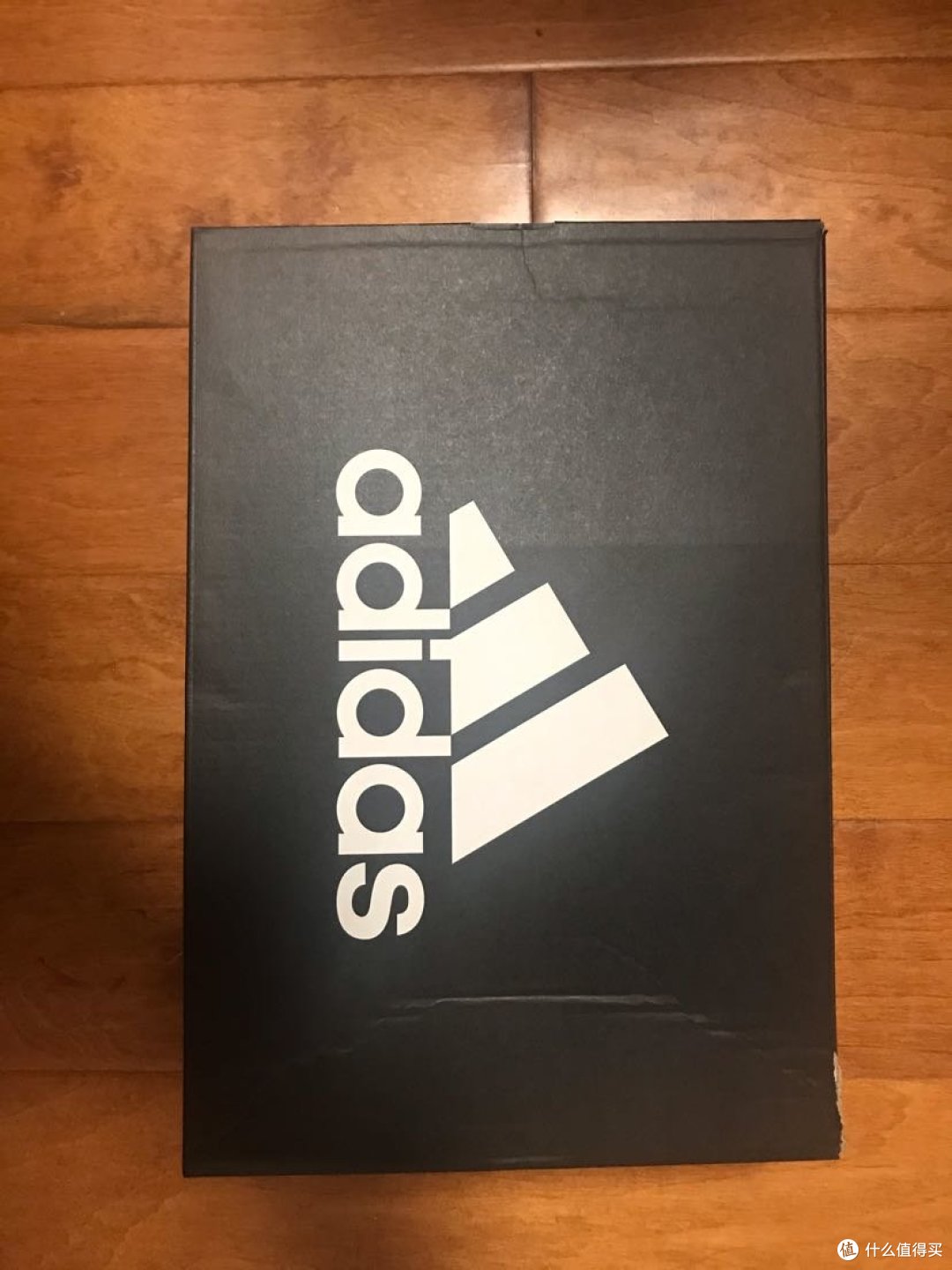 朴素的adidas鞋盒