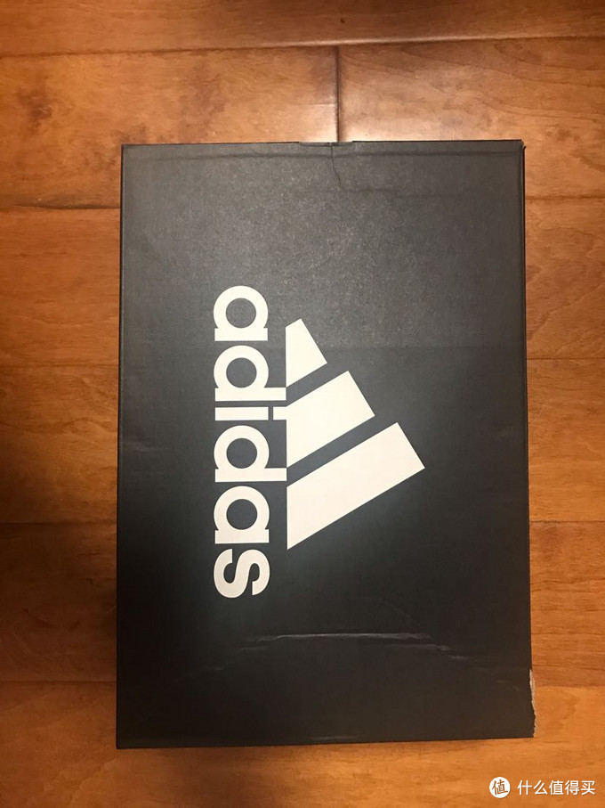 朴素的adidas鞋盒