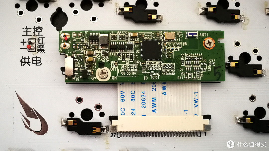 PCB 上预留了一块主控的区域，非常紧凑