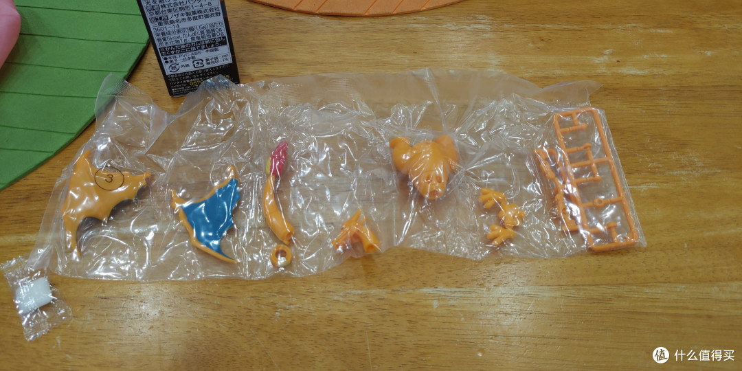可怜的主体——口香糖，味道还可以，是汽水味的。