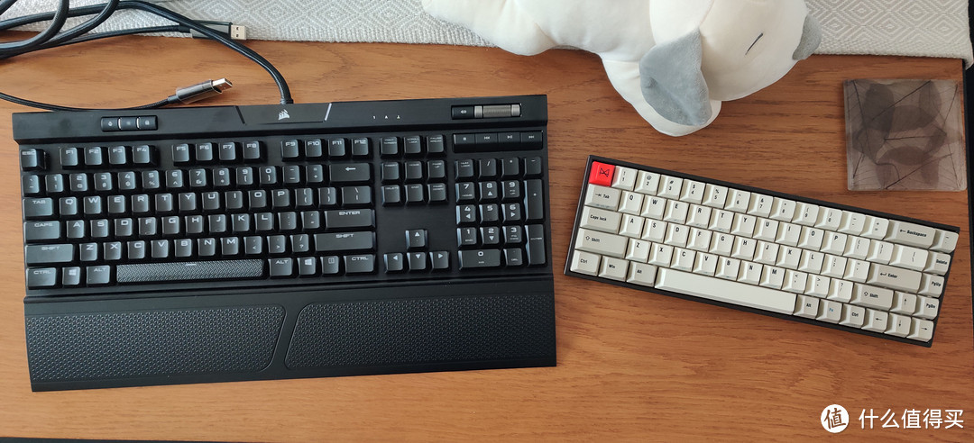 海盗船K70 MK.2 RGB键盘和我的AKKO x MAXKEY  TADA68PRO键盘对比，104键和68键，前者游戏，后者码字，很喜欢后者的复古的键盘配色，和它青轴的敲击快感，但是前者速度，柔软的感觉也让人很舒服，但要慢慢去适应它，这两者明显差别，也会让人欲罢不能，所以有两个不同风格键盘应该算是标配......   