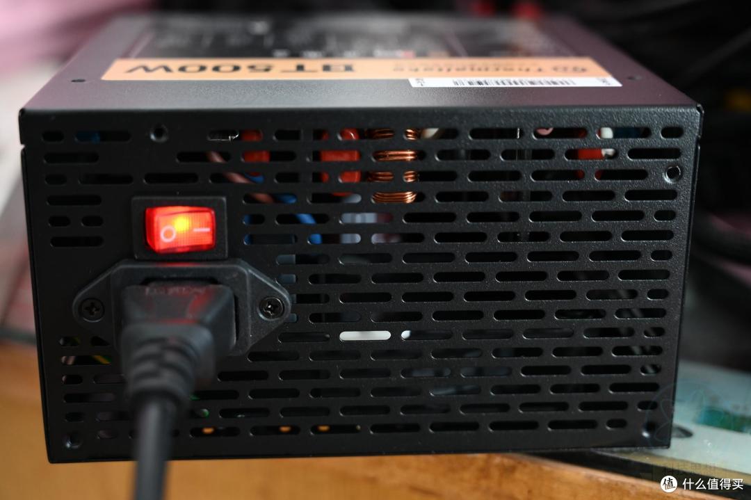 自备收纳盒,全日系电容加持,曜越BT500W开箱体验