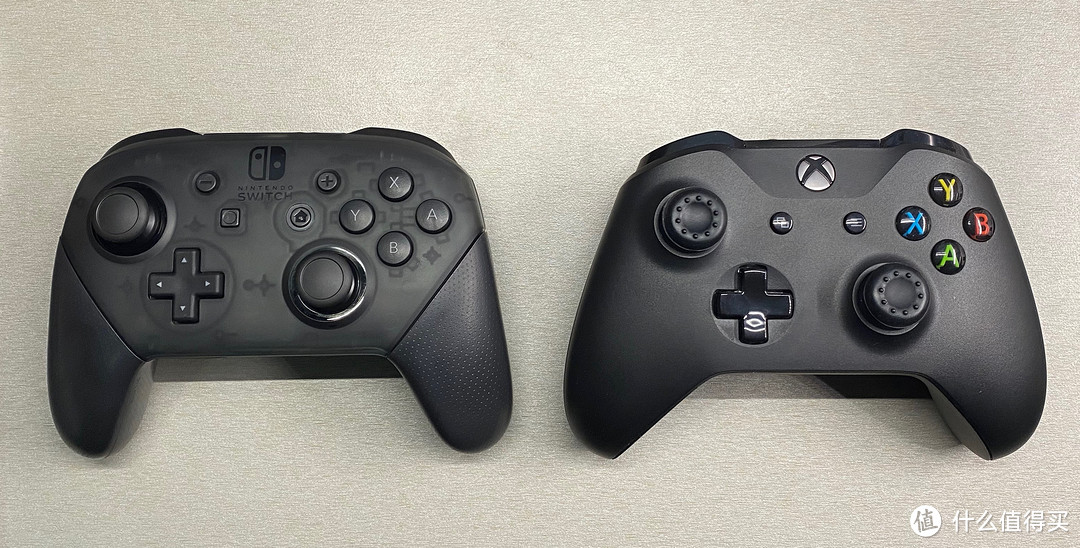 正面对比（Xbox One手柄摇杆戴了帽子