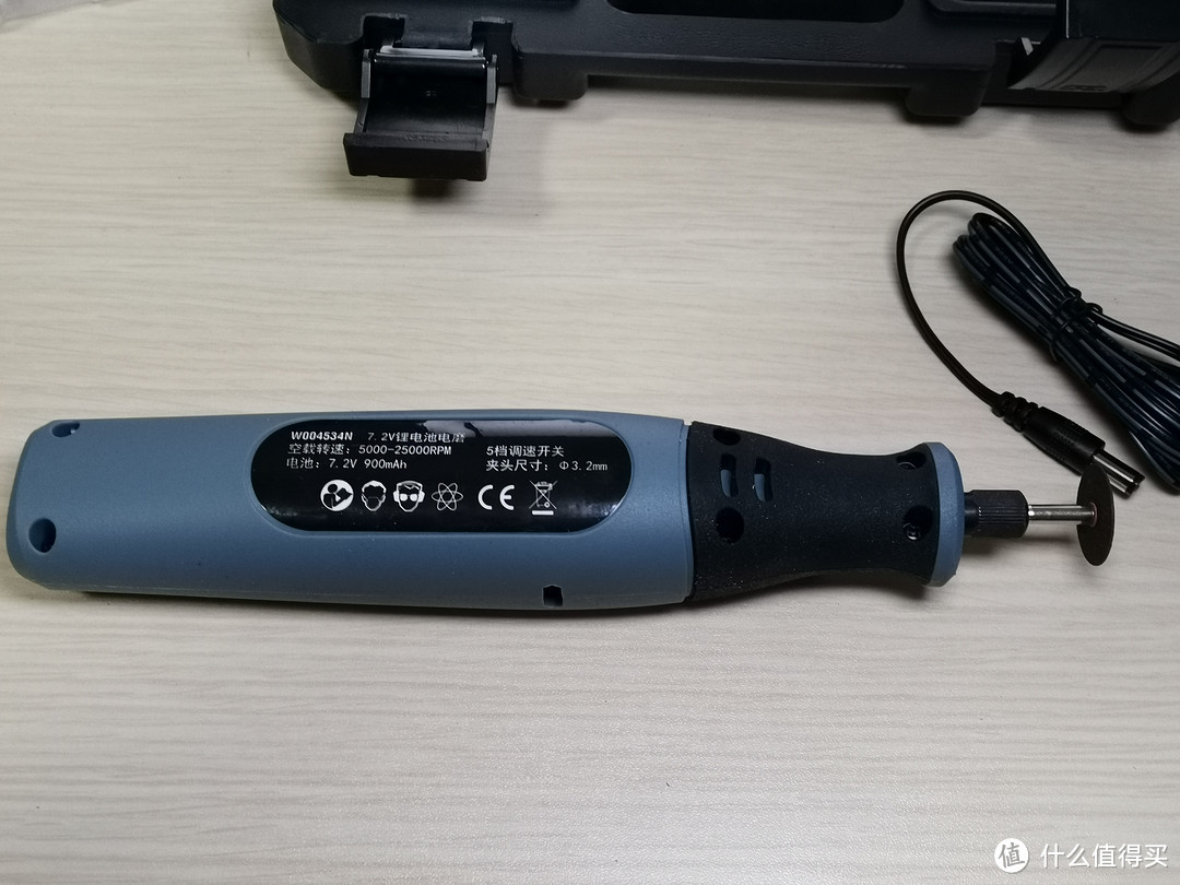 机器后背贴有规格 电压是7.2v，容量是900mah