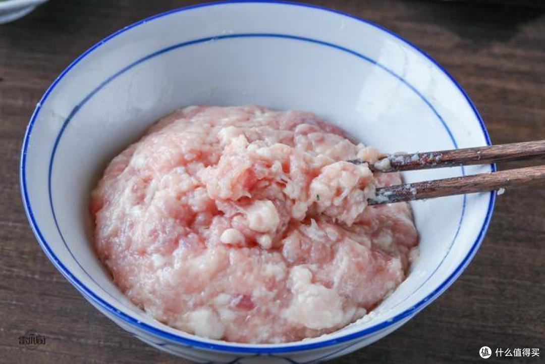 牢记这个拌肉馅的诀窍，饺子和包子才会鲜嫩多汁，好吃不腻
