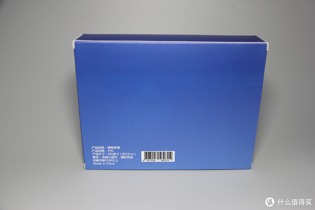 盒子整体底色用了勇士队队服的蓝色，背面是简单的一些产品信息，品名是“萌神库里”，哈哈，这也够调皮的