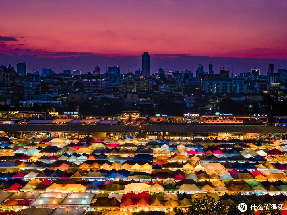 曼谷拉差达火车夜市