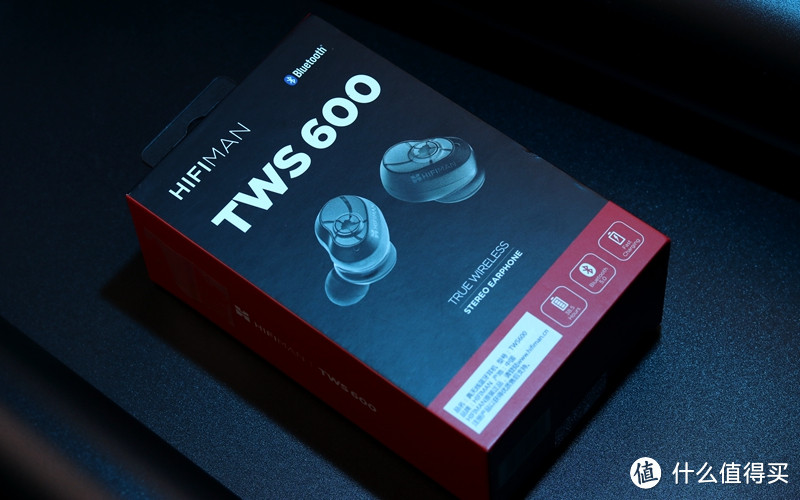 原来真无线耳机也有好音质：HIFIMAN TWS600体验 纵观蓝牙耳机领域，真无线耳机无疑是出现次数最多的高频词。确实，2018年是TWS耳机的元年，2019年则是TWS耳机爆发年，这一年时间里蓝牙耳机领域里涌现出太多太多的真无线耳机啦！一方面促进了耳机市场的大进步，另一面则是受益于用户，各式各样的TWS耳机，消费者的选择权会更加多样化。 问题来了，消费者该如何选择一款适合自己的真无线蓝牙耳机呢？绝大多数的TWS耳机配置基本上都是一样的，比如都是蓝牙5.0技术，不同则是外观与音质。在小新看来，真无线耳机