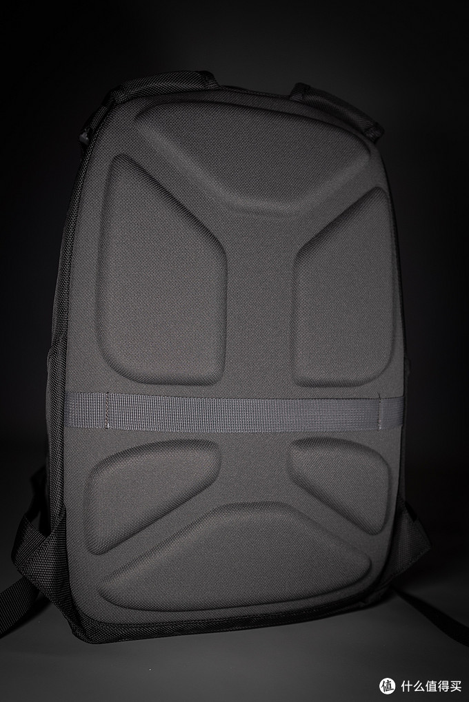SLIM-TECH舒适背负系统，采用热成型背板设计，另外加入了一条固定带，可以将背包固定在行李箱拉杆上，在机场或者车站释放肩膀的压力。
