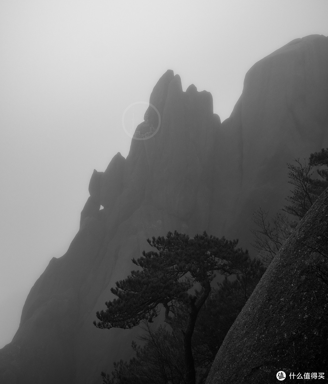 ⬆️相隔几十米的小山谷，背景峭壁就灰蒙蒙了