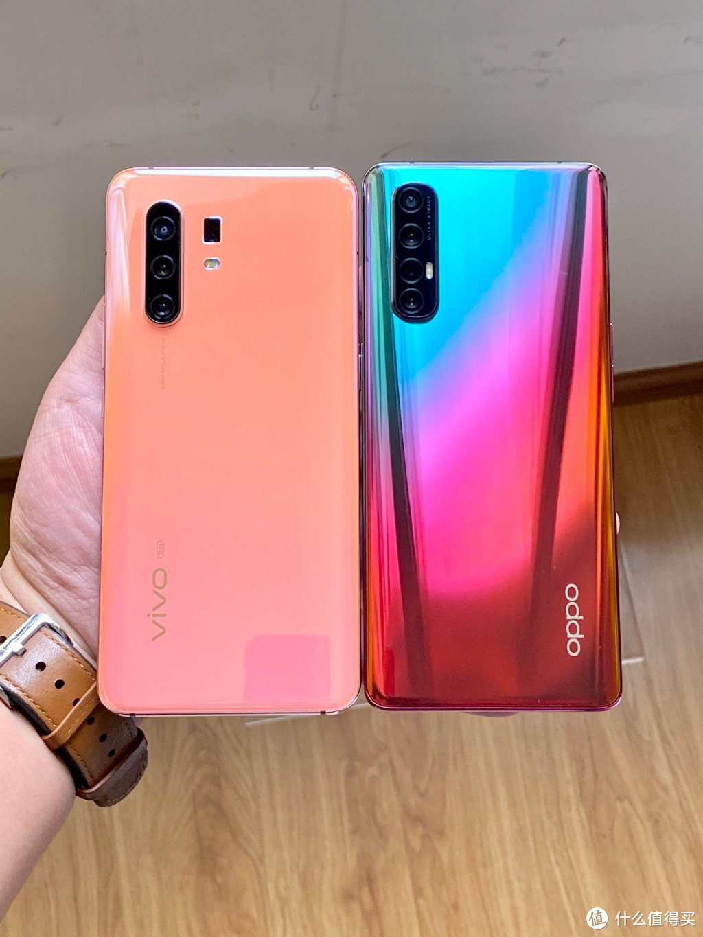 左vivo X30，右OPPO Reno3