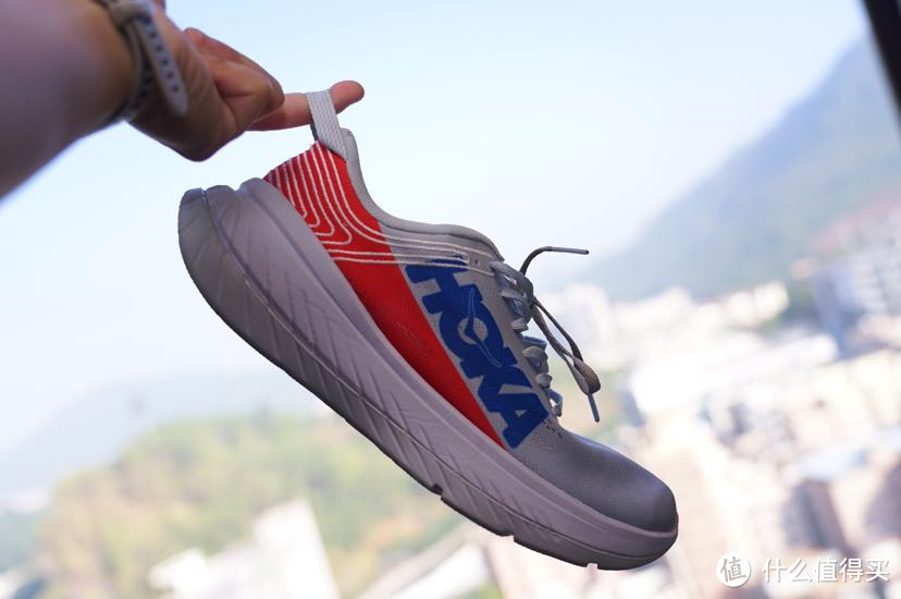 这个时代将拥有一双碳板跑鞋--HOKA ONE ONE CarbonX