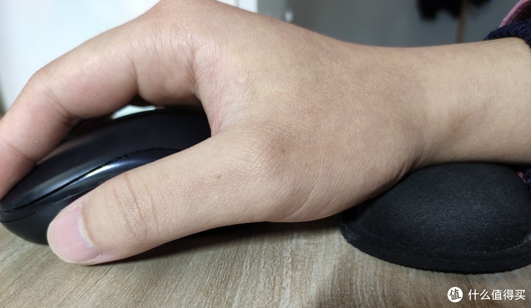 如果使用鼠标的频率大于使用键盘,那么请你务必要入手一个腕托,这是