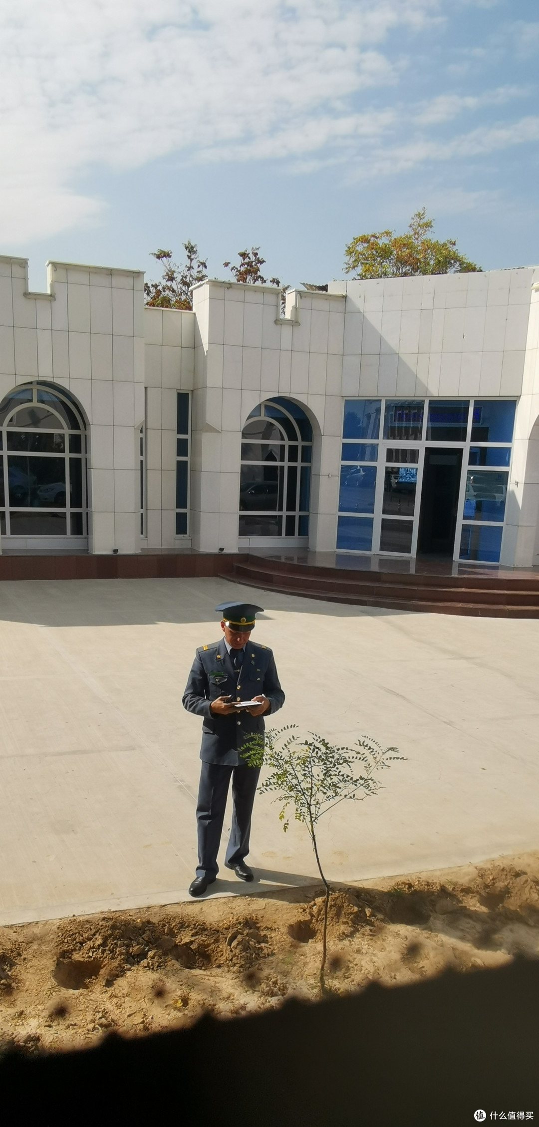 一个警察在大巴车前写写画画，不知道是不是在记录我们这辆载满了外国人的车