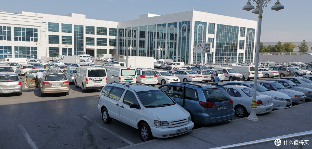 白色的建筑，白色的汽车