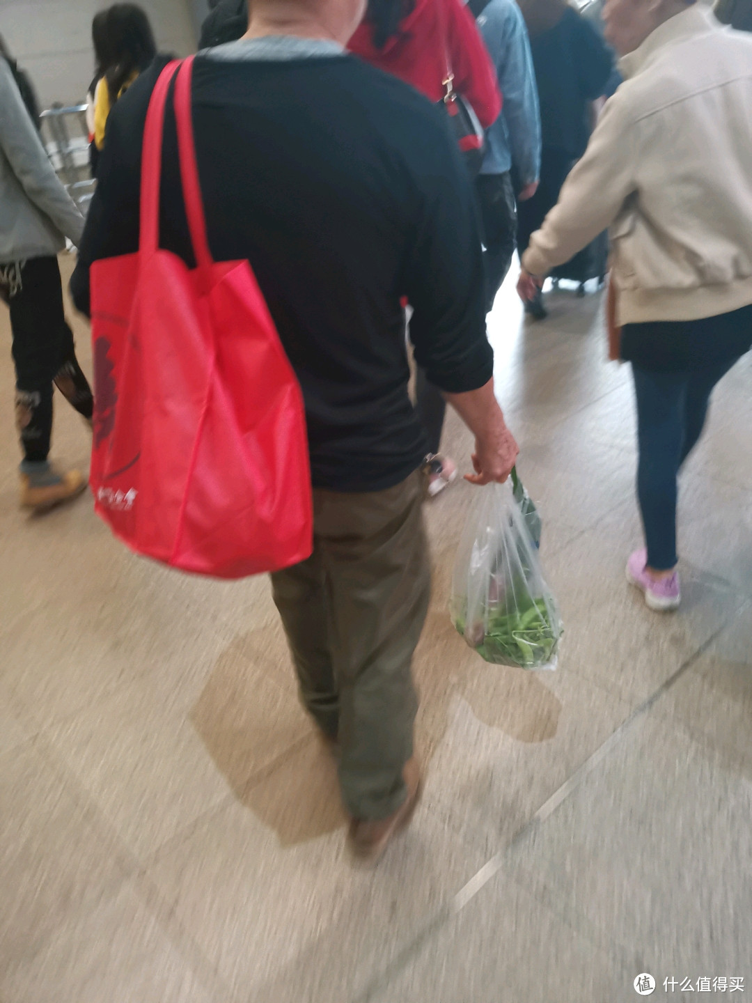 路上有很多澳门人过来珠海买菜,大部分是老年人