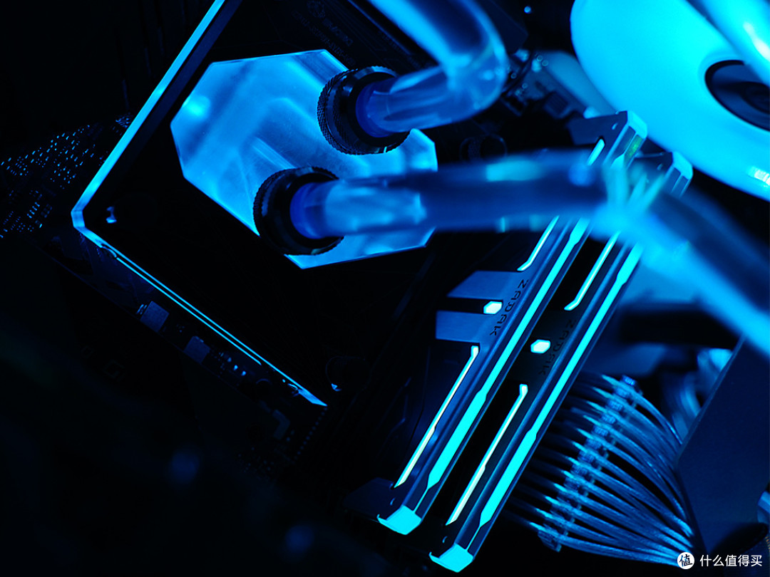 AMD和Intel内存性能差距有多大?用ZADAK SPARK RGB内存来测试下