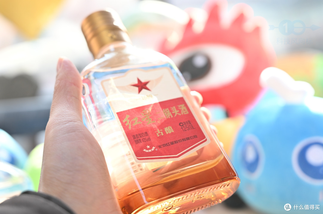 清黄皆佳酿,浅酌对饮总相宜,有客远来不相忘,绕梁有酒香