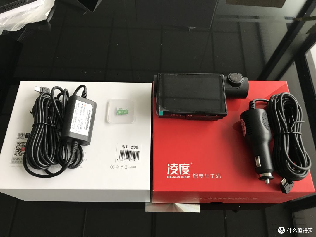 凌度Z360里面配了点烟口电源线跟降压线，一张内存卡，还有单独配了两片3M胶，机器3M胶是直接贴机器上面，多配的3M胶可以后期更换位置。