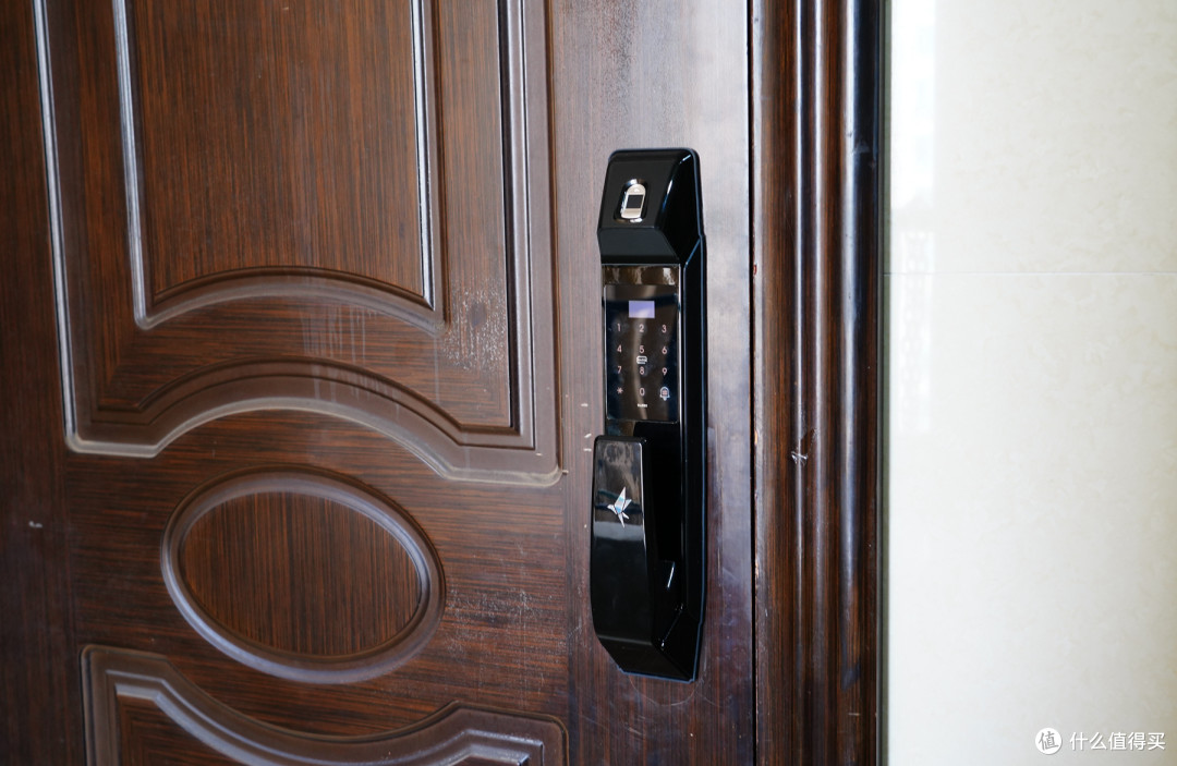 支持苹果HomeKit、调戏Siri开关门。电机驱动全自动锁舌的小燕指纹锁安装与使用体验分享