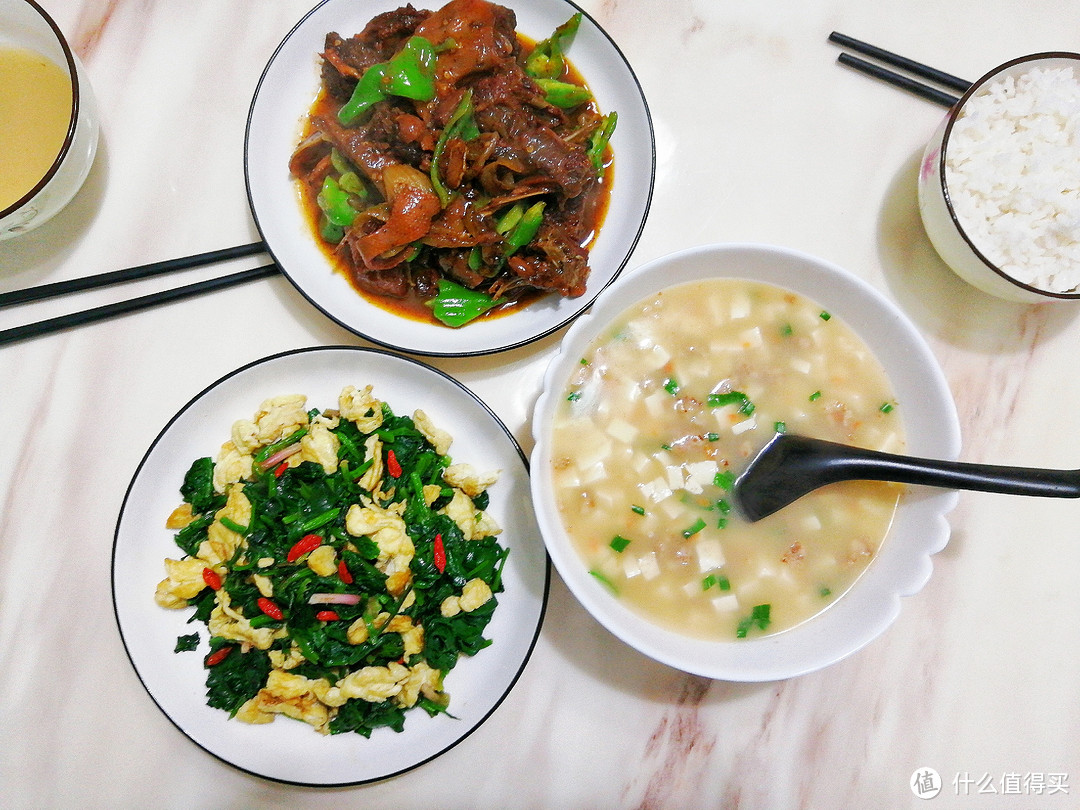 还是妈妈饭菜香，一日不食惦记慌，2菜1汤是标配，纵是家常也喷香