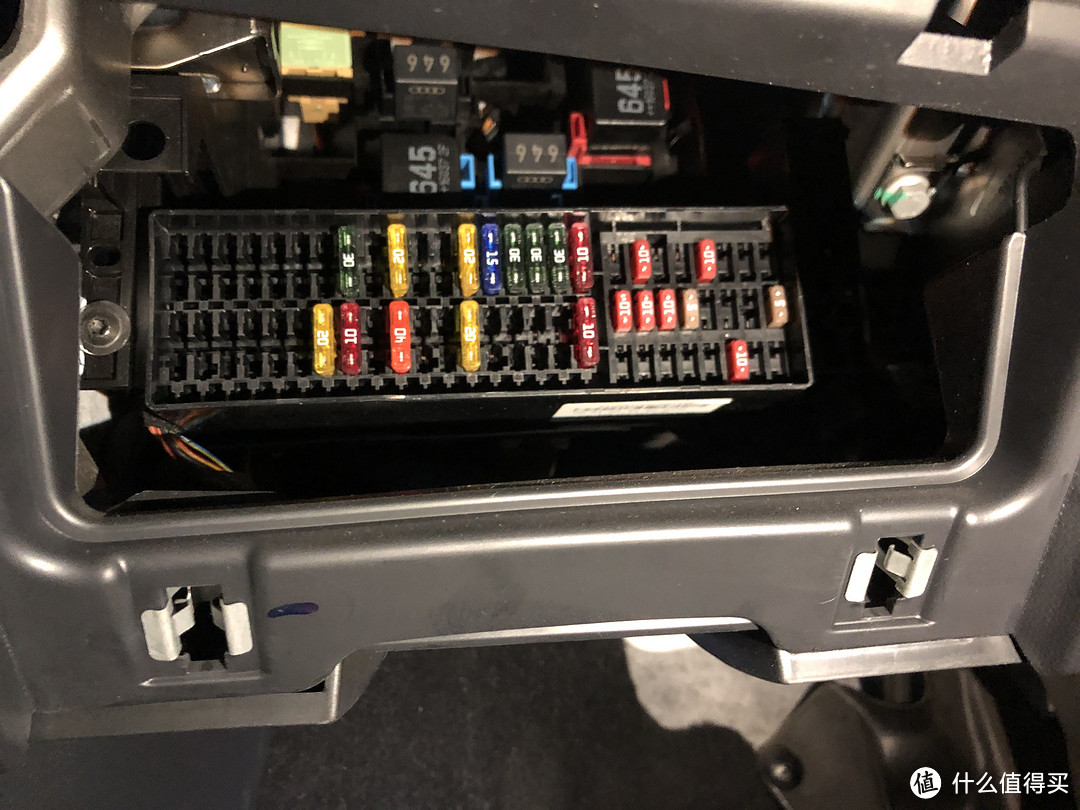 首先是打开车子的保险盒,我的是15款的速腾,大众的都可以参考,接acc