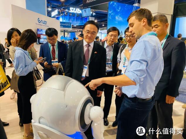 中国驻旧金山总领事王东华到优必选科技展台参观，与机器人互动