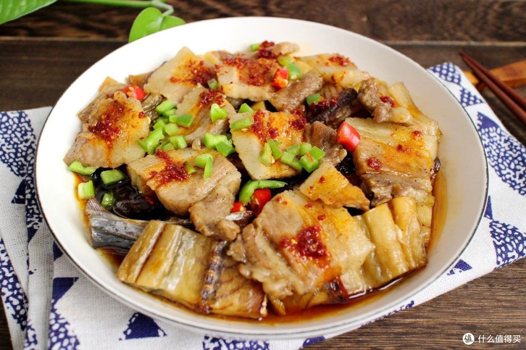 这个风俗习惯在我家一直保留着,每年家宴必然少不了这道咸鱼蒸肉,简单