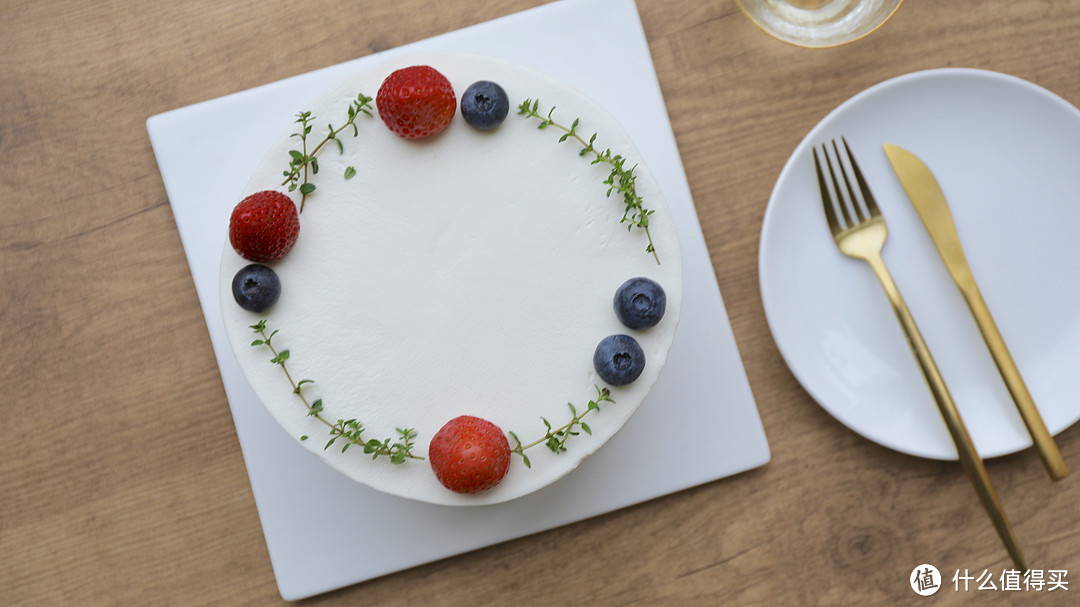 一个朴素的草莓奶油蛋糕，切开也是一样的朴素
