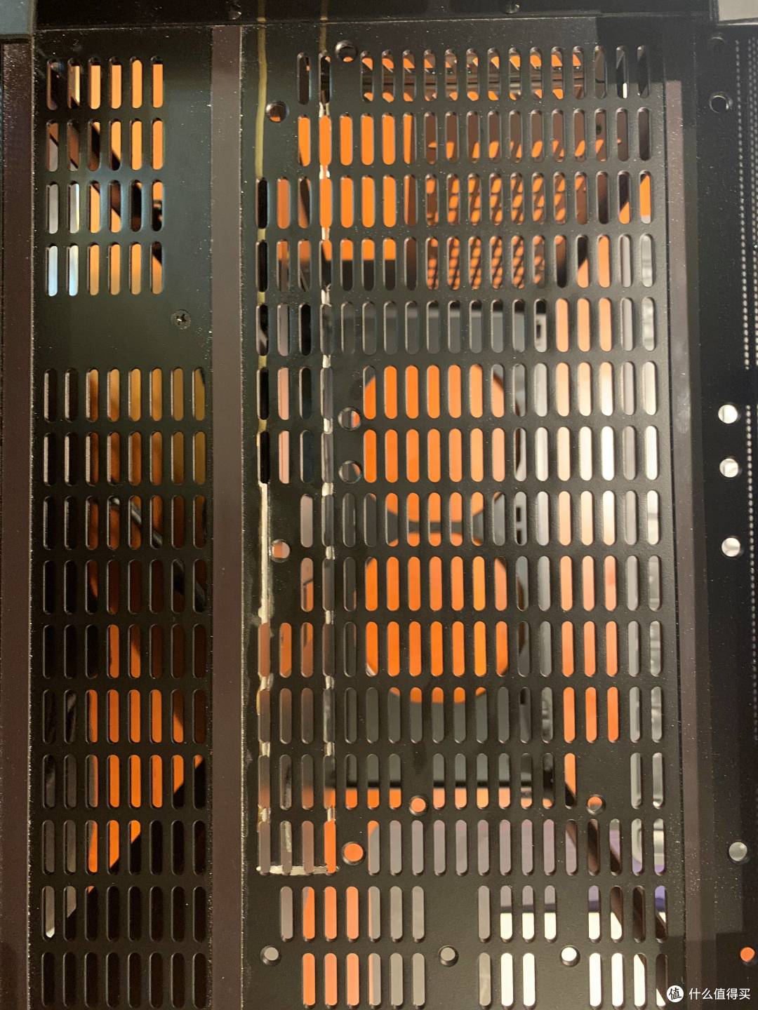 为了m11g和显卡延长线走线,金色划线部分全部切割