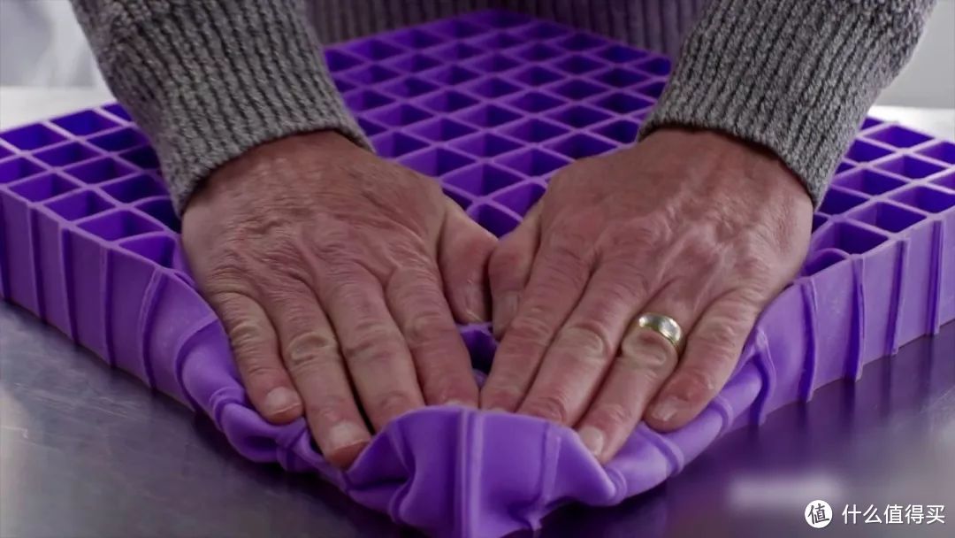 拆火遍全美的骚紫色purple床垫，创新型材料的拉扯力和弹力可真香