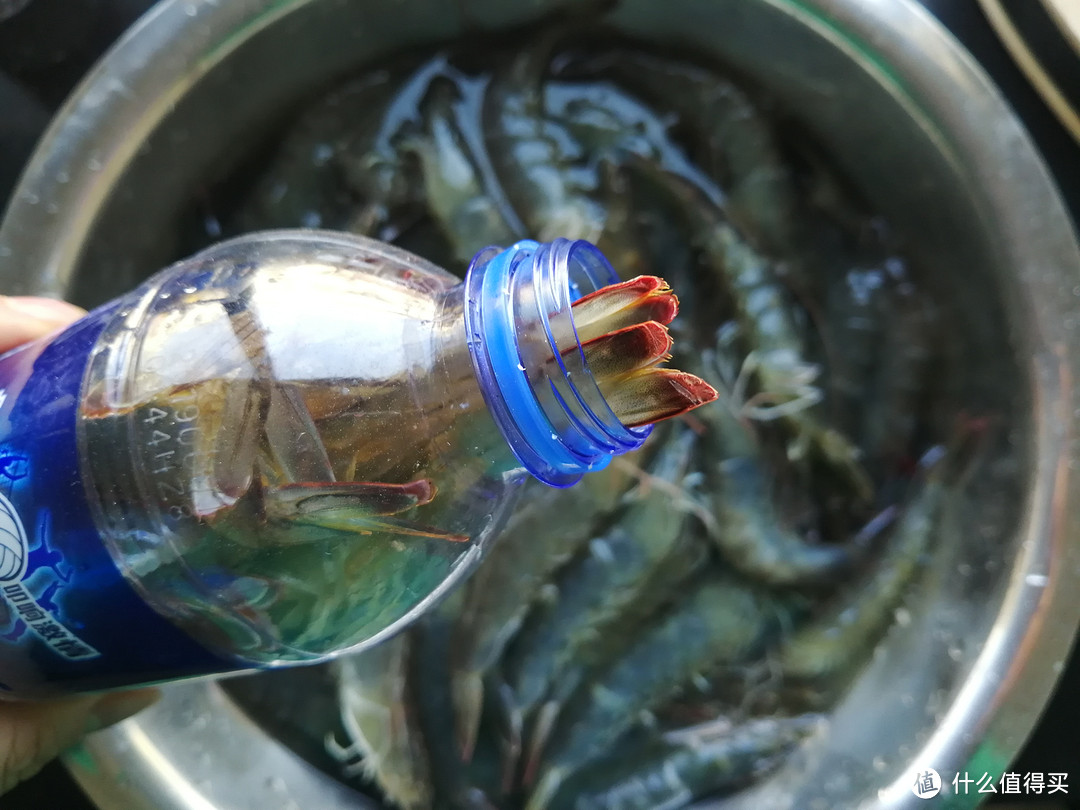 矿泉水瓶鲜虾保存法，光往瓶里加水还不够，多加一种食材更保鲜