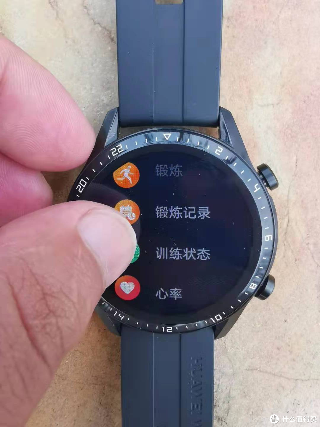 这款手表的触屏操控技术很成熟了，使用一个多月未出现卡顿等异常现象