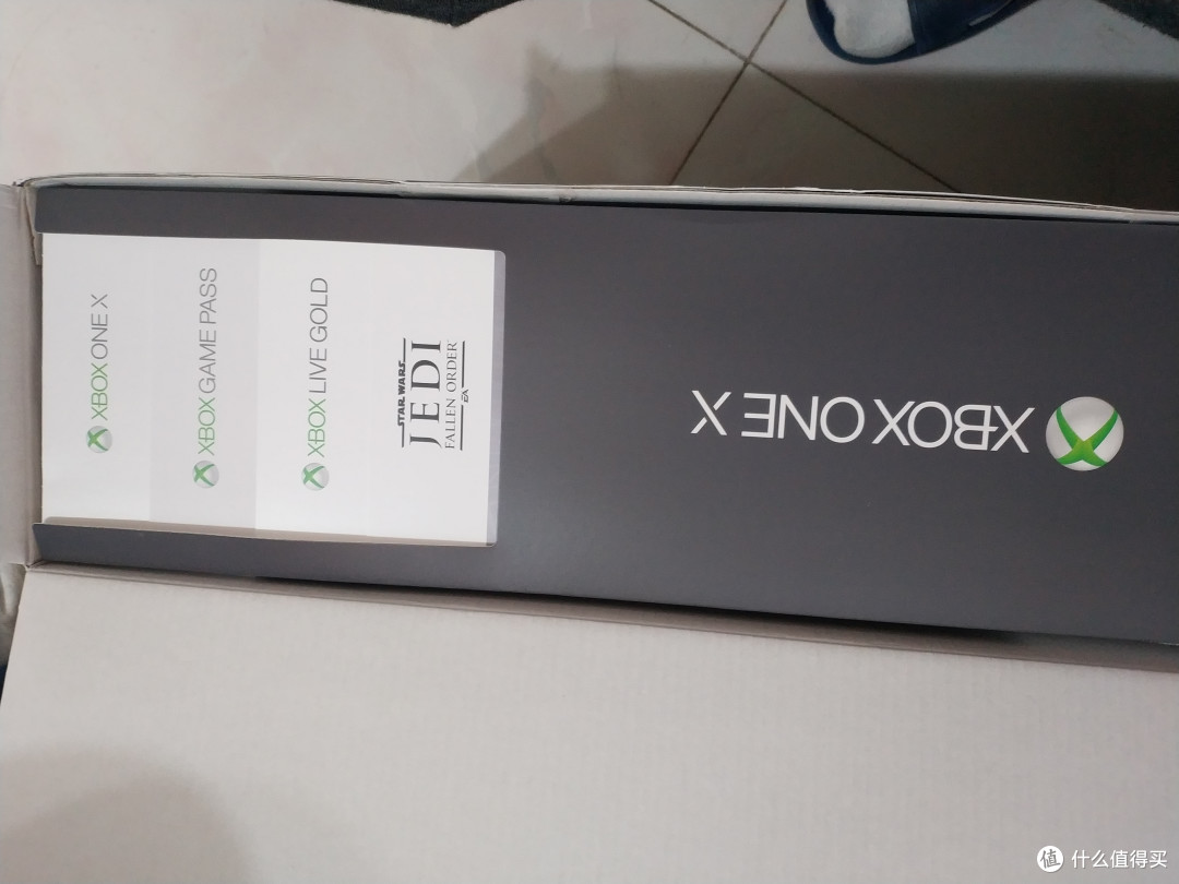 打开包装箱，映入眼帘的是附送的一个月XBOX会员、同捆的星战游戏还有一个月读的EA会员