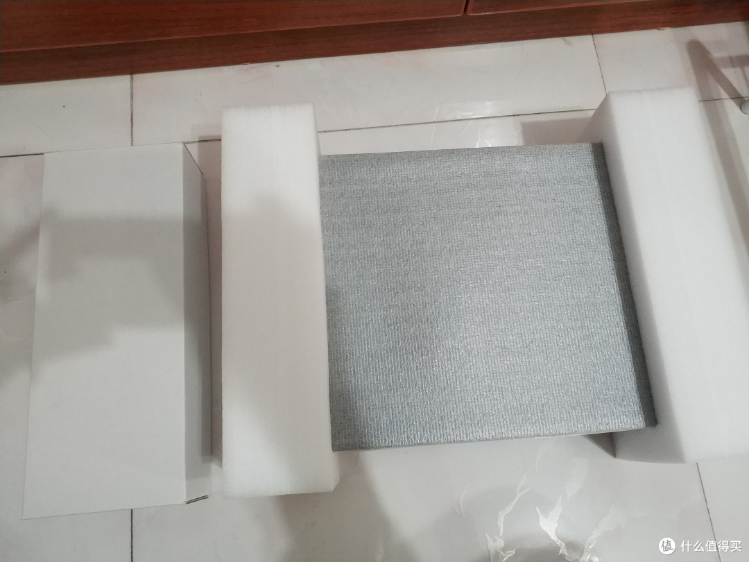 拿出来，旁边白色盒子里面是配件