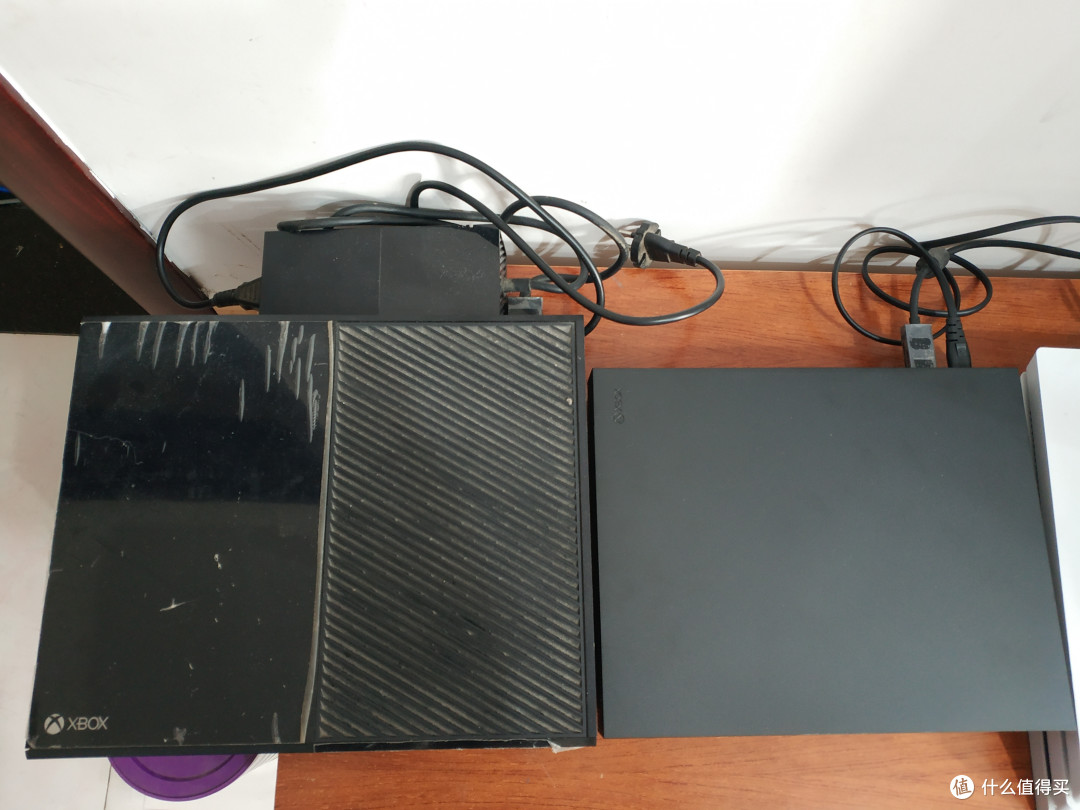 这么一对比，初代XBOX ONE简直又大又笨，特别是那个“厚重”的电源适配器
