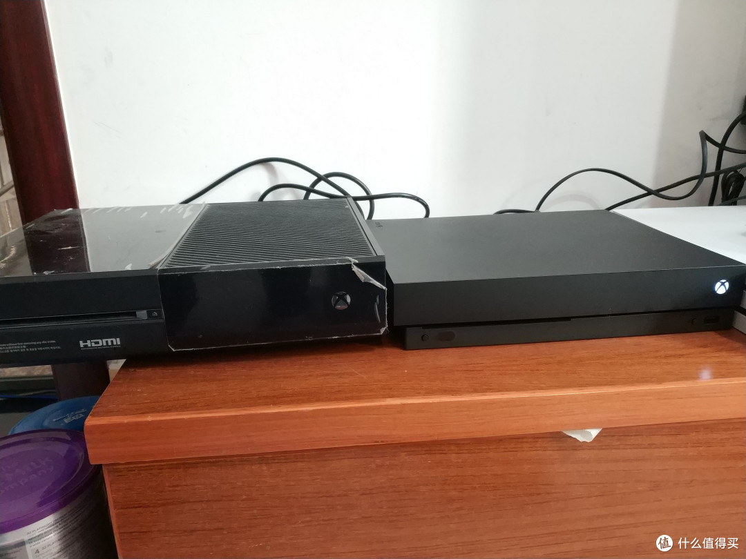 跟初代XBOX ONE对比，直接缩小了一大截