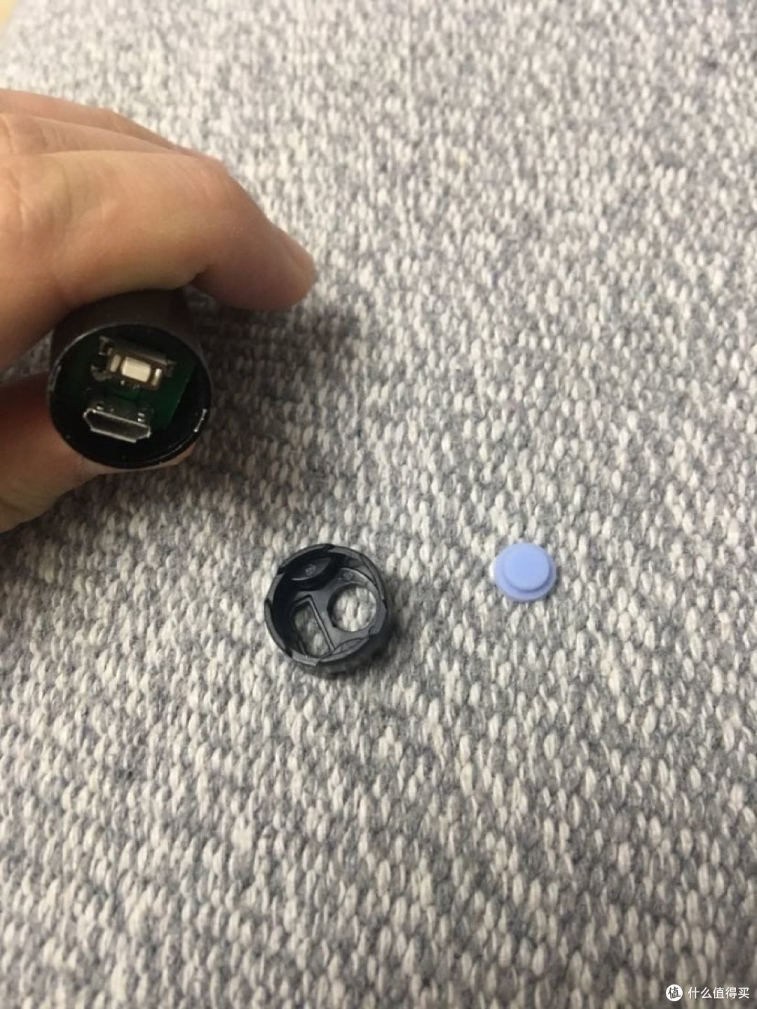 6.8包邮的神鱼手电,迷你定焦版评测,以及更换电池