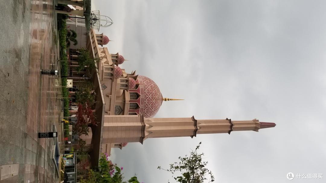 粉红清真寺 使用大量的玫瑰大理石建造,造型美丽、壮观。
