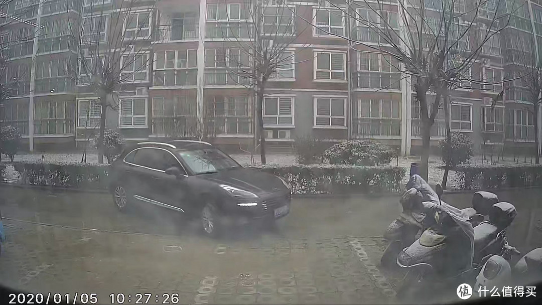 对不起，我是隔着窗户拍的（正在下雪）保时泰正在驶离小区