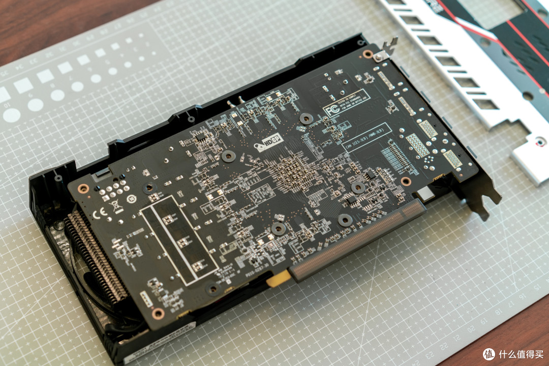有金属背板的PCB，保养环境就好得多了，灰尘、油污几乎没有