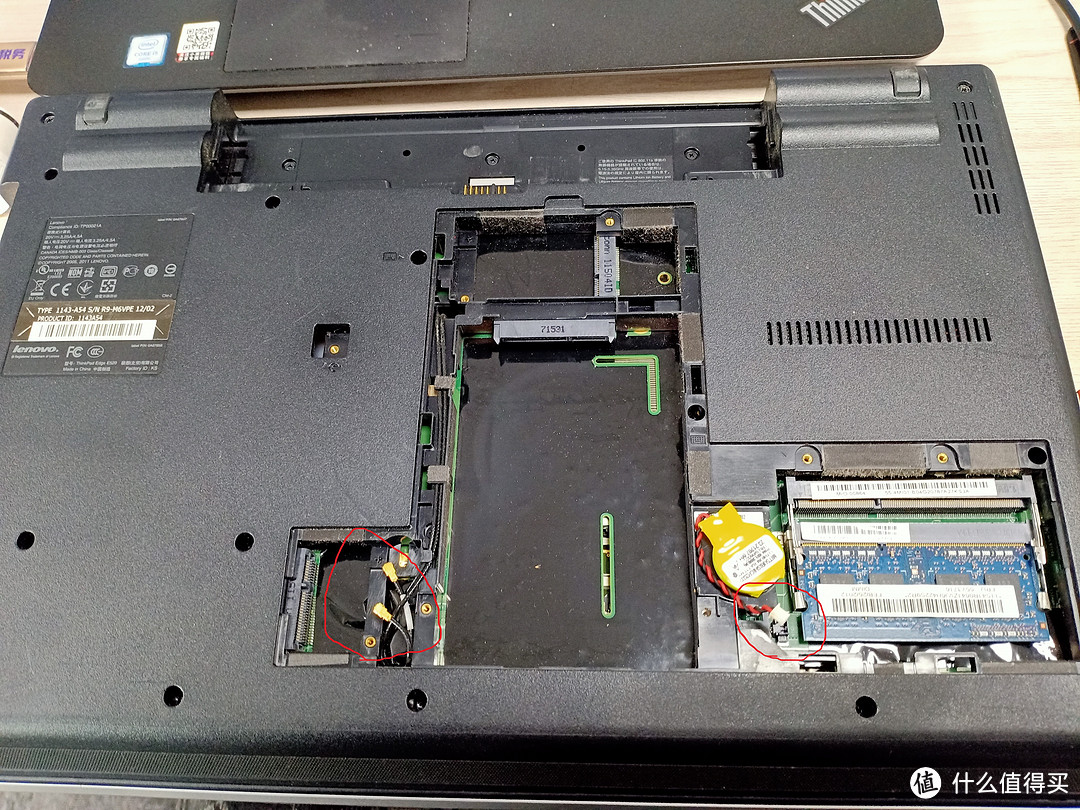 拆除无线网卡和天线，断开BIOS电池，拆除硬盘边上两颗螺丝