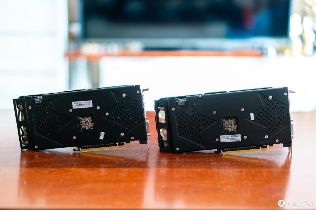 左边是狼神RX570,右边是狼神RX580